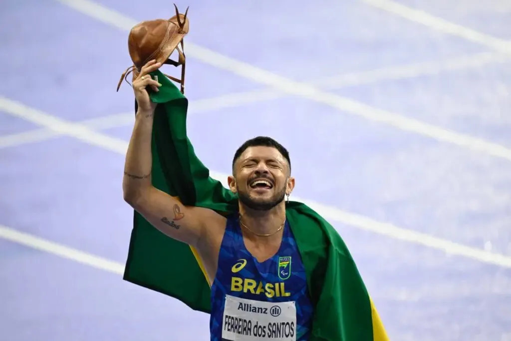 Petrúcio Ferreira conquista ouro em Paris