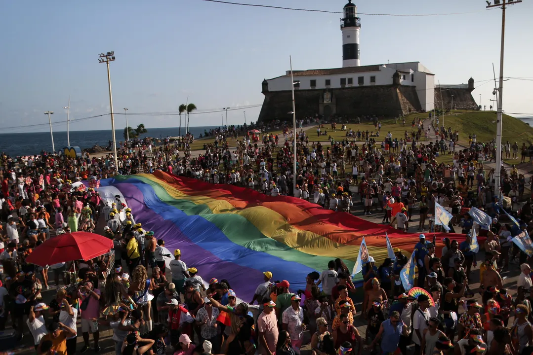 Imagem ilustrativa da imagem Atraso de trio, circuito lotado e alegria marcam Parada LGBT+