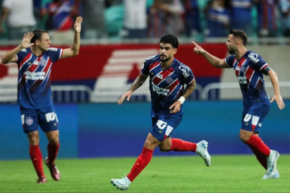 Cauly (ao centro) comemora gol sobre o Criciúma, na Arena Fonte Nova