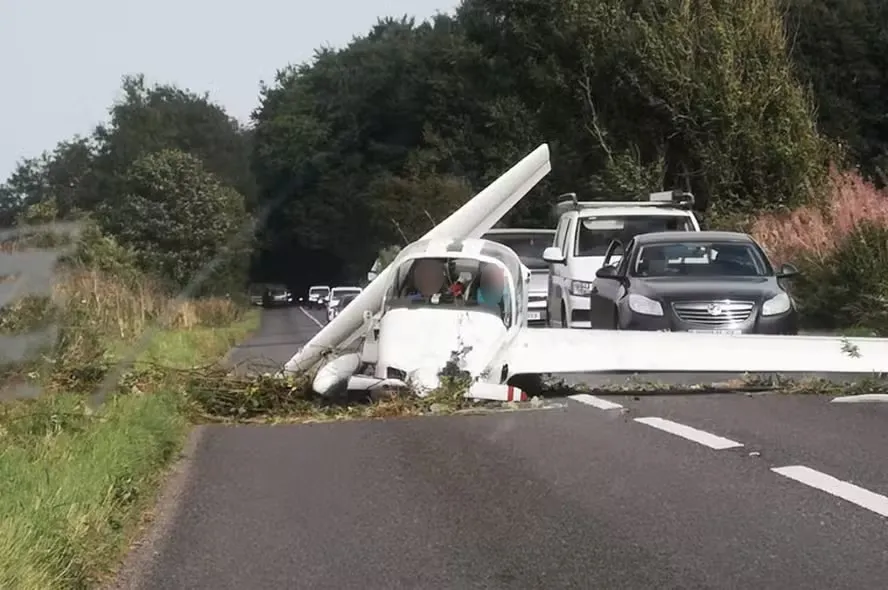 Imagem ilustrativa da imagem Avião cai em estrada, mas piloto e passageiro sobrevivem; foto