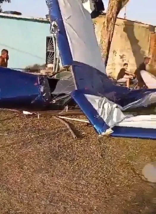 Imagem ilustrativa da imagem Avião faz pouso pouso de emergência e fica destruída ; Veja vídeo