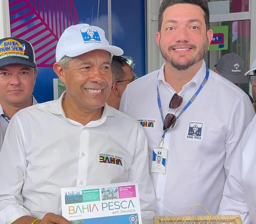 Governador Jerônimo Rodrigues e o presidente da Bahia Pesca, Daniel Victória, durante o lançamento do informativo Bahia Pesca em Revista na Bahia Farm Show 2024