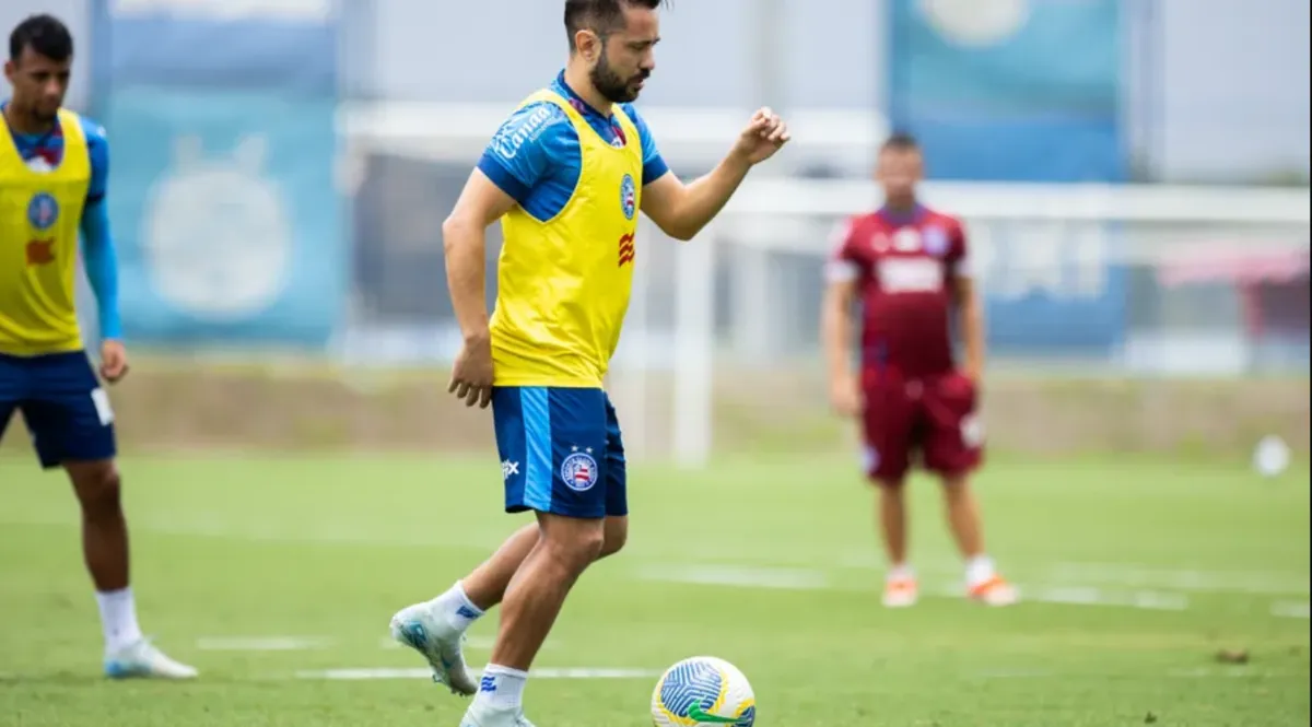 Destaque do Bahia, Everton Ribeiro conduz bola durante o treino