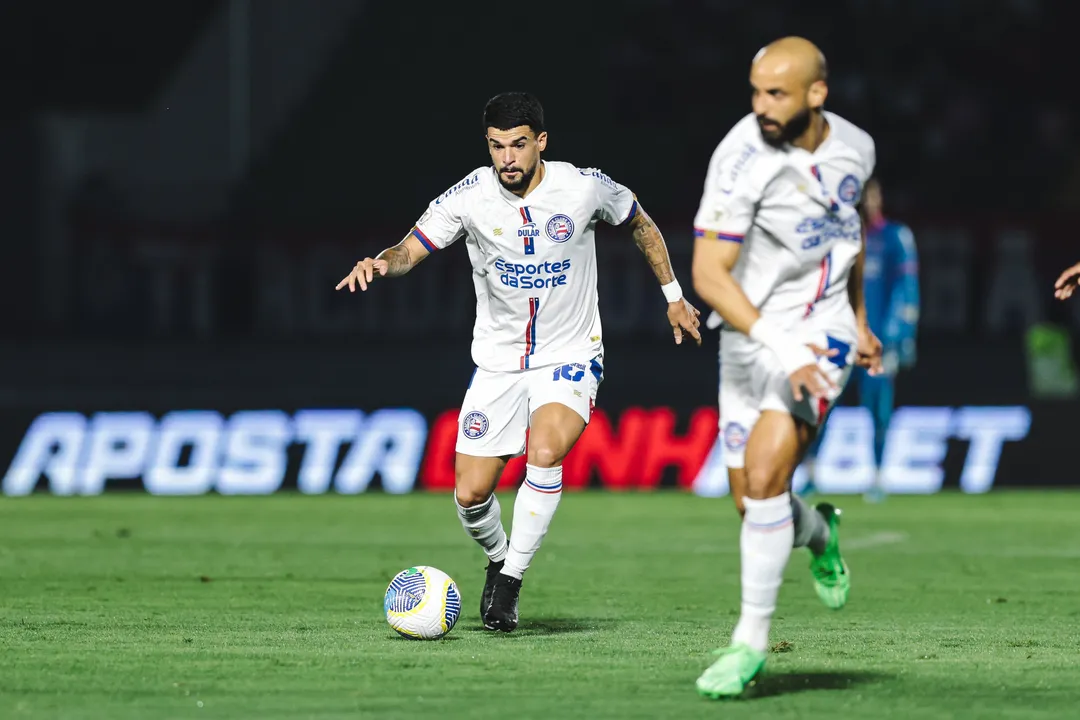 Cauly e Thaciano em campo pelo Bahia, contra o Bragantino.