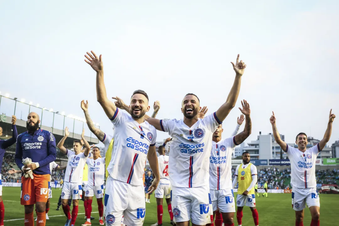 Elenco do Bahia comemora o triunfo diante do Grêmio em Caxias do Sul