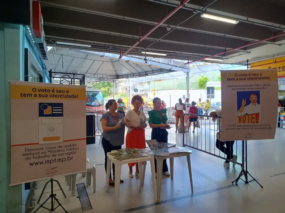 Servidoras realizam ação de conscientização sobre assédio eleitoral na Estação da Lapa, quarta-feira, 18.