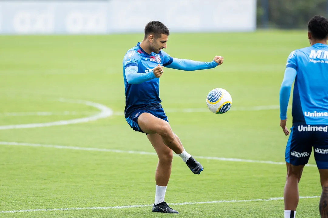 Acevedo durante treino com bola no CT Evaristo de Macedo