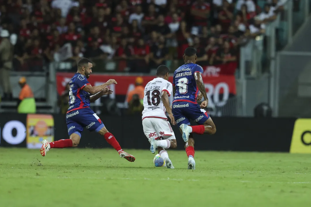 De La Cruz saiu de campo lesionado e preocupa a comissão técnica do Flamengo