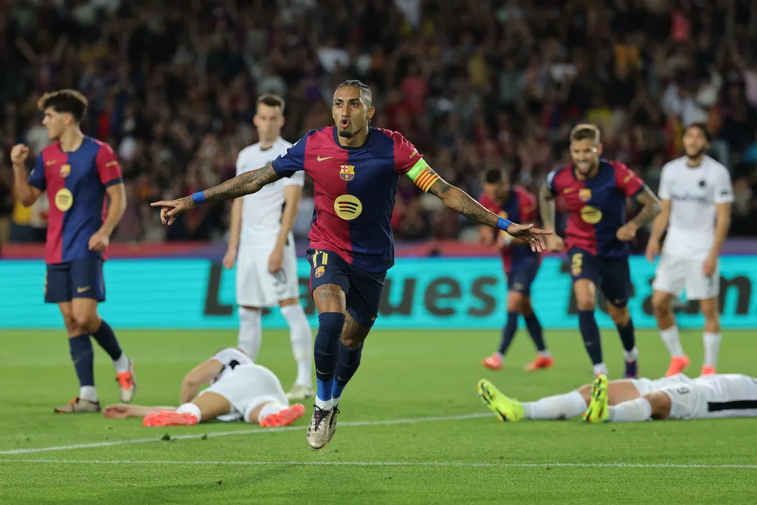 Brasileiro Raphinah comemorando gol com a camisa do Barcelona