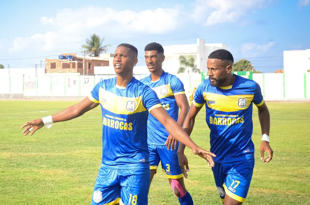 Jogadores da seleção de Barrocas comemoram gol no Intermunicipal