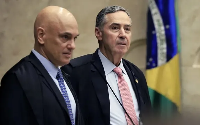 Alexandre de Moraes (à esquerda) e Luís Roberto Barroso (à direita)