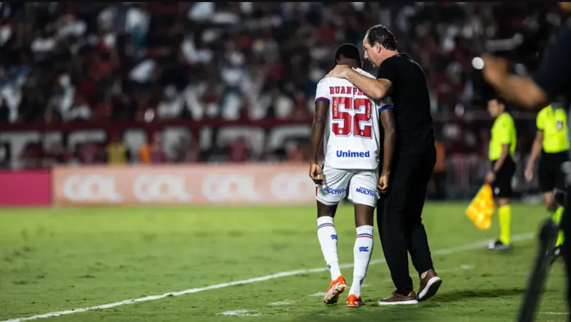 Ruan Pablo a beira do gramado em conversa com Rogério Ceni