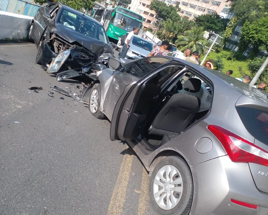 Colisão frontal de carros em viaduto no Centro de Salvador