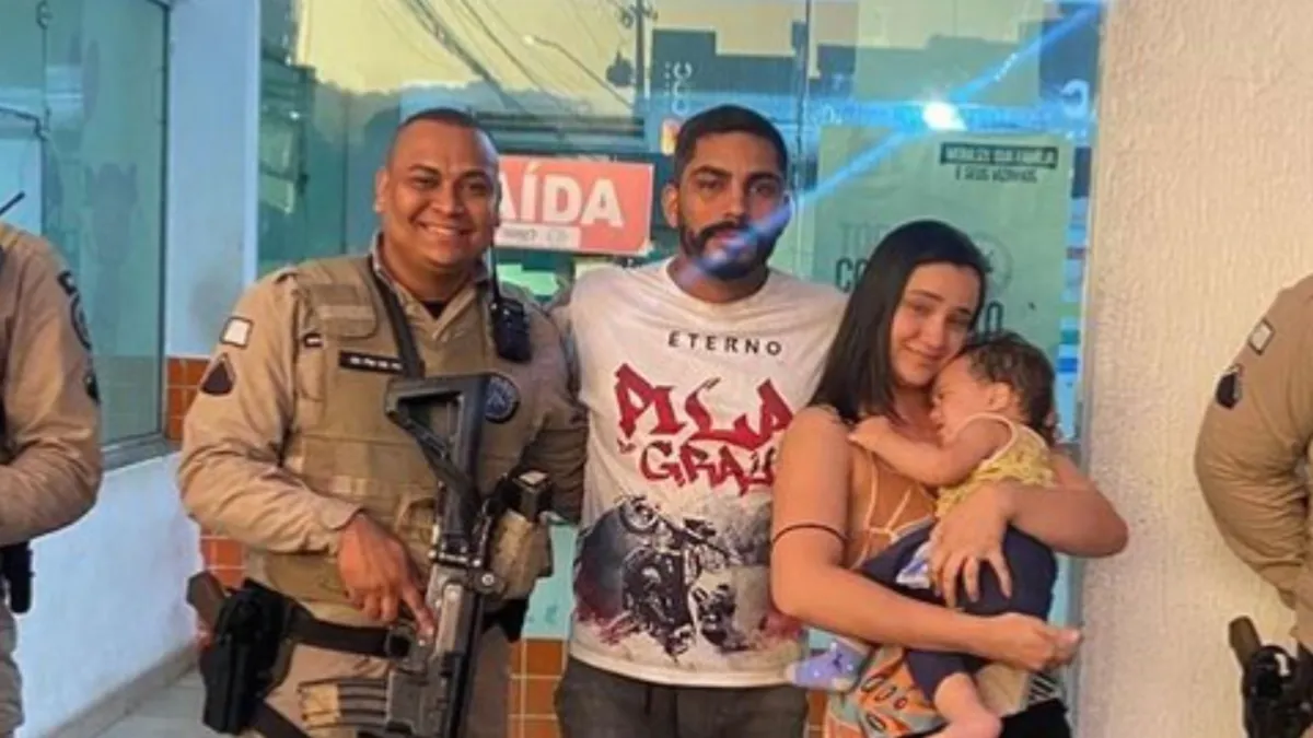 Família do bebê e militares