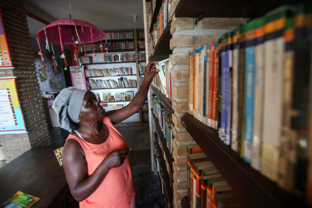 Biblioteca Comunitária Paulo Freire, em Itacranha, oferece diversas atividades