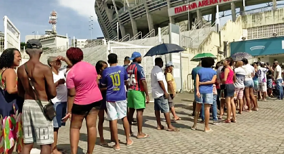 Fila para compra de ingressos na bilheteria da Arena Fonte Nova