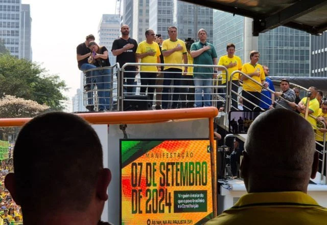 Jair Bolsonaro no carro de som ao lado do filho, Eduardo Bolsonaro, Silas Malafaia, Tarcísio Freitas e João Roma