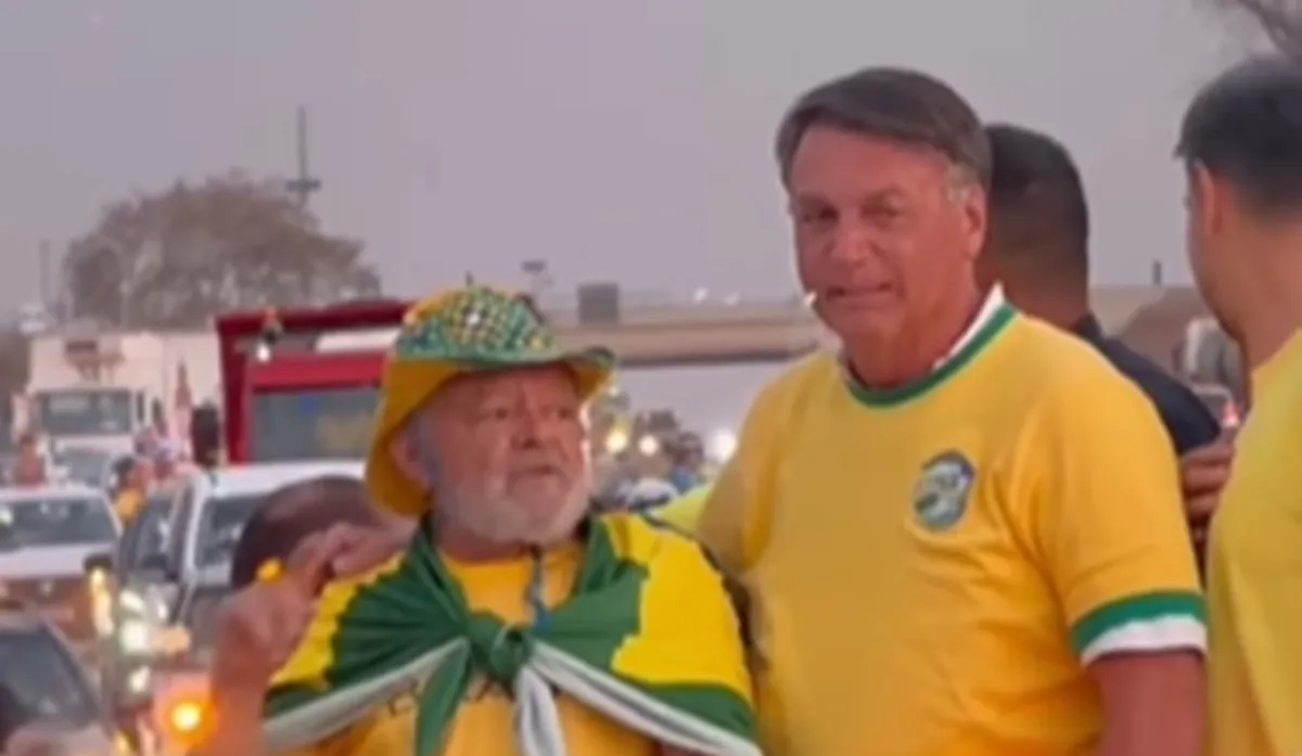 Bolsonaro ao lado do sósia de Lula