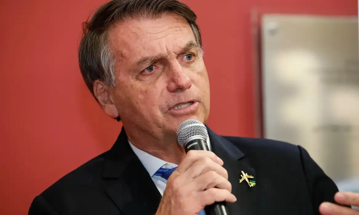 Imagem ilustrativa da imagem Bolsonaro tem alta após passar mal e confirma participação em ato contra Moraes