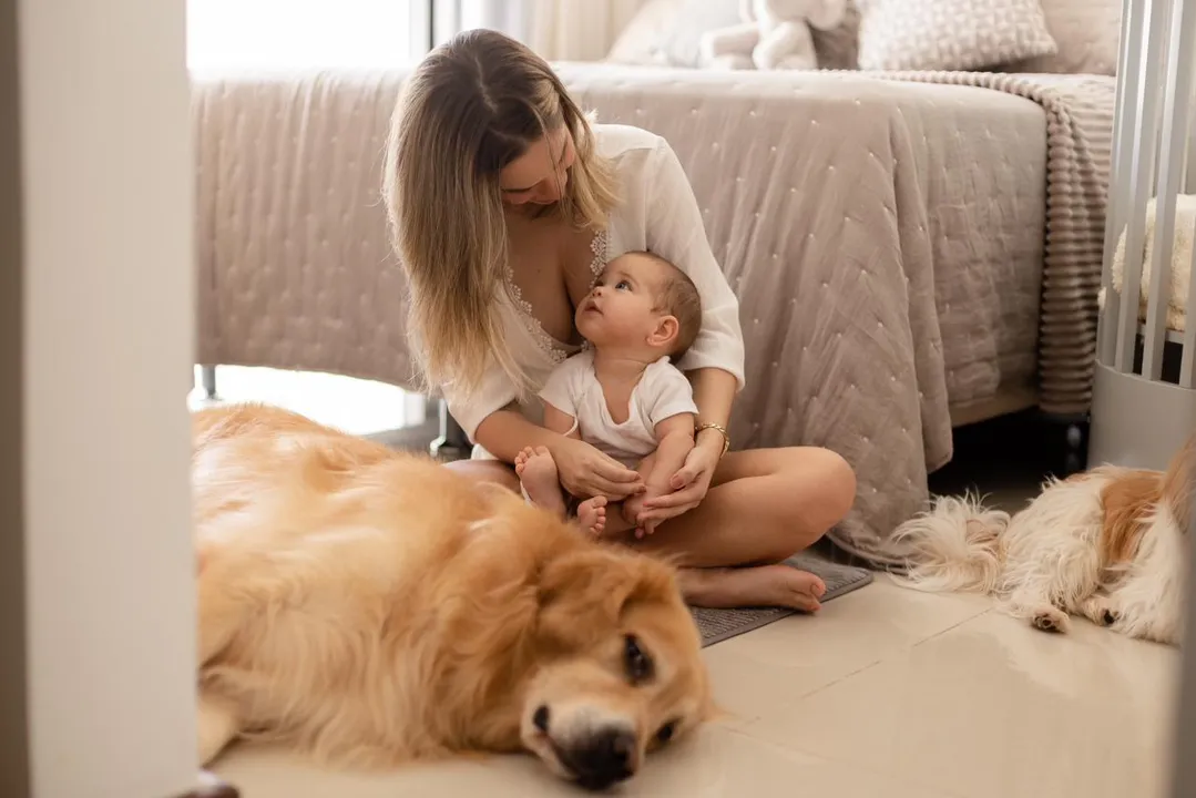 O golden Zeus, a tutora Natàlia e a bebê Malu