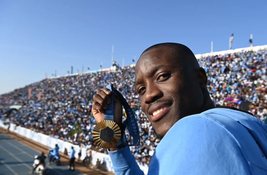 Letsile Tebogo tem 21 anosa e é o primeiro medalhista de ouro de Botsuana