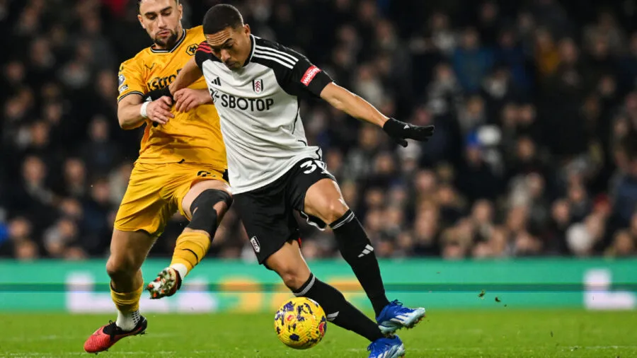 Carlos Vinicius em ação pelo Fulham, da Inglaterra