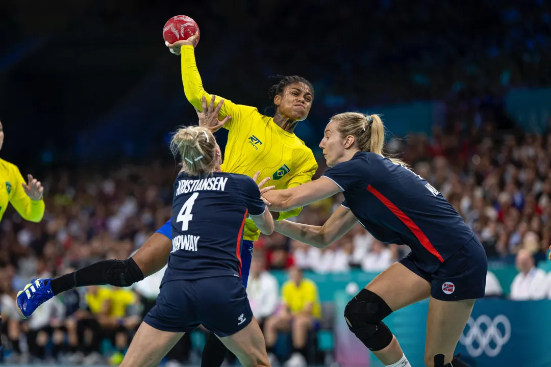 Imagem ilustrativa da imagem Brasil não consegue reagir e cai para Noruega no handebol feminino