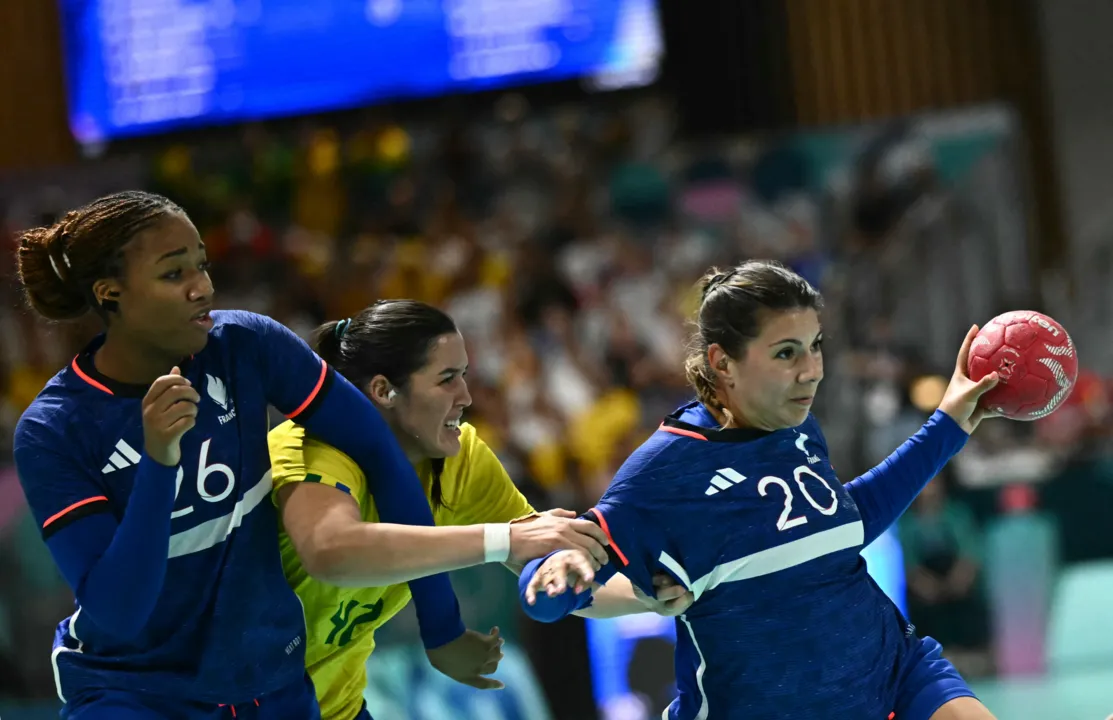 Confronto entre Brasil e França no handebol