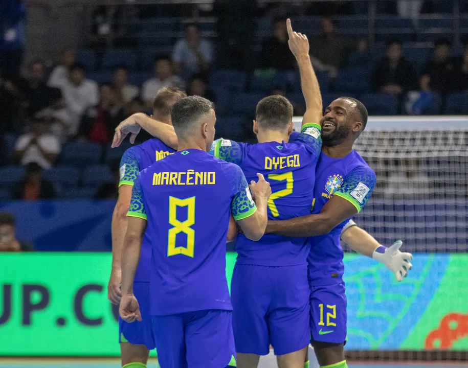 Jogadores do Brasil comemorando