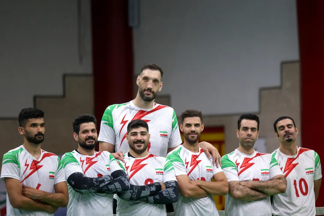 Jogador iraniano ao lado de companheiros de elenco