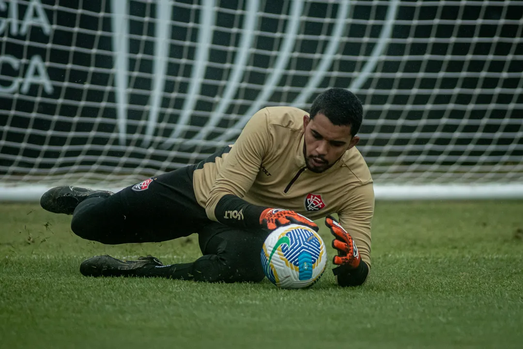 Lucas Arcanjo, goleiro titular do Vitória, treina e se prepara para os próximos desafios