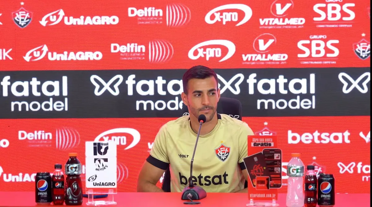 Rául Cáceres tem correspondido na lateral-direita do Vitória