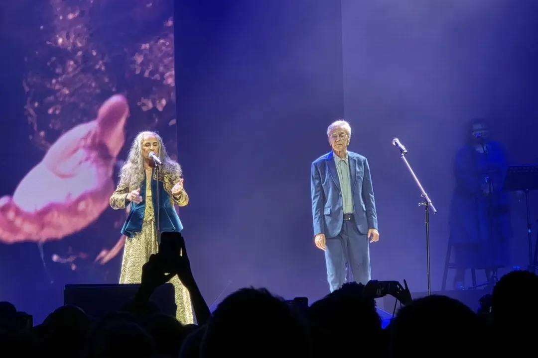 Apresentação foi aberta como a música 'Alegria, Alegria', que encantou o público