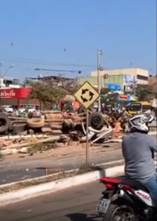 Imagem ilustrativa da imagem Caminhão carregado de tijolos capota no DF e deixa feridos; veja vídeo