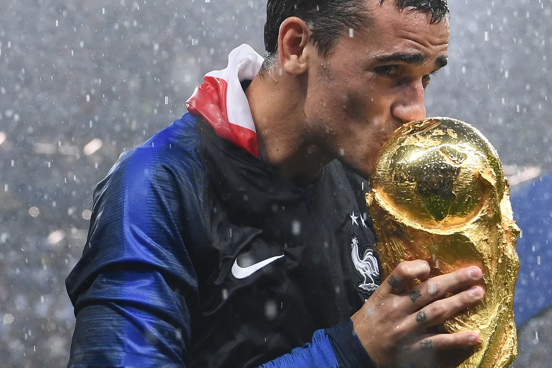 Griezmann com taça da Copa do Mundo