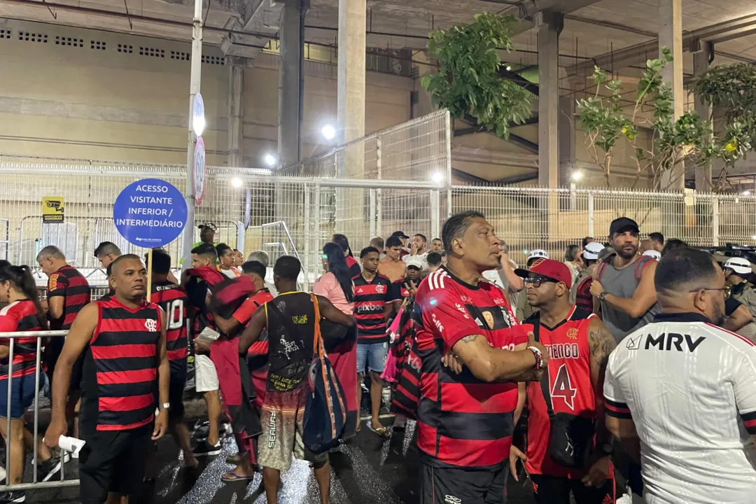 Torcida do Flamengo nos arredores da Arena Fonte Nova