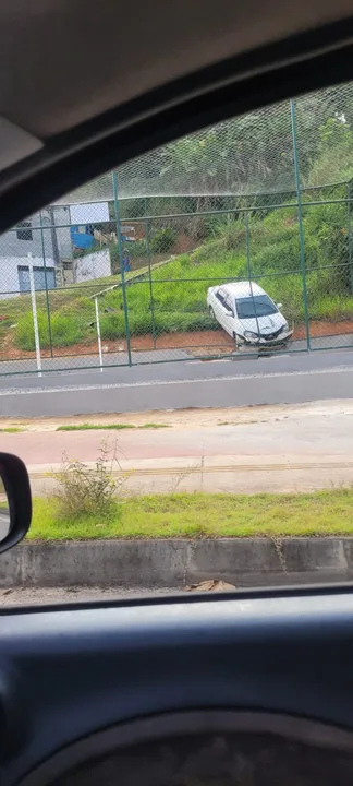 Carro derrapa no bairro de Cajazeiras, em Salvador