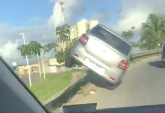 Acidente aconteceu na via que dá acesso ao bairro.