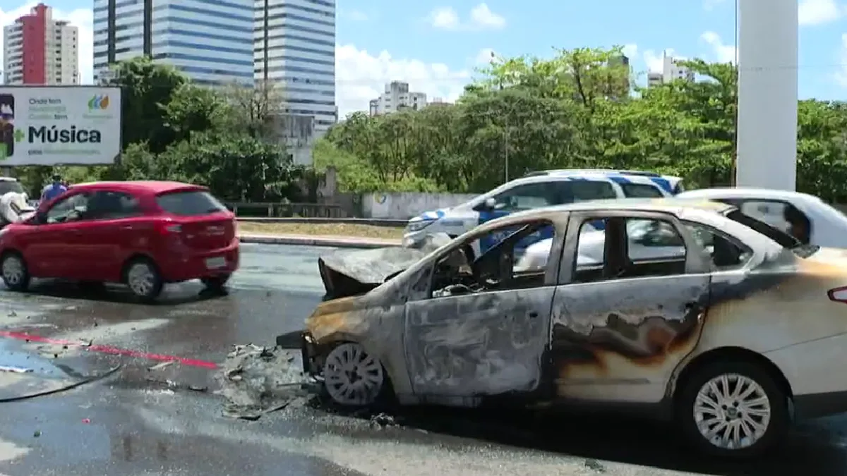 Carro ficou completamente destruído