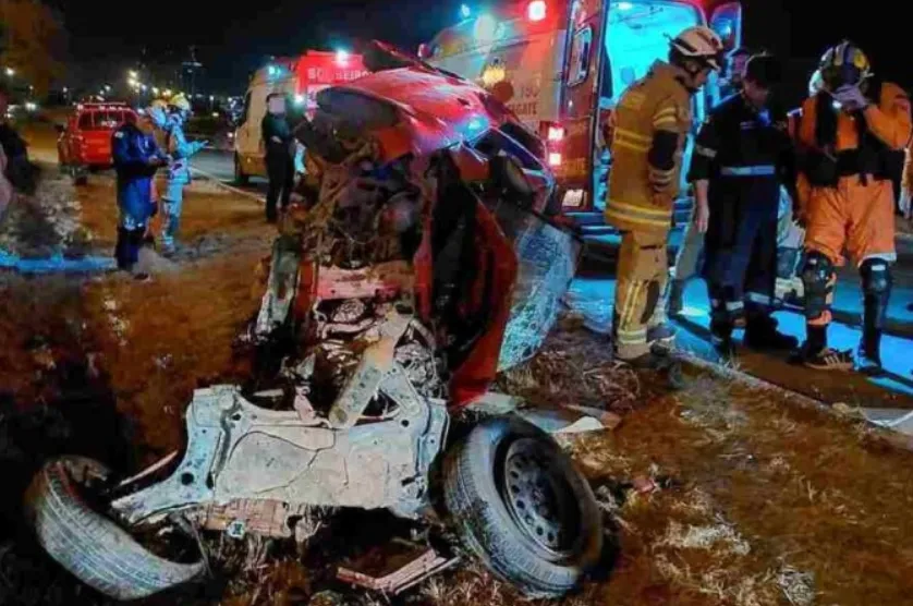 Acidente grave deixou veículo destruído