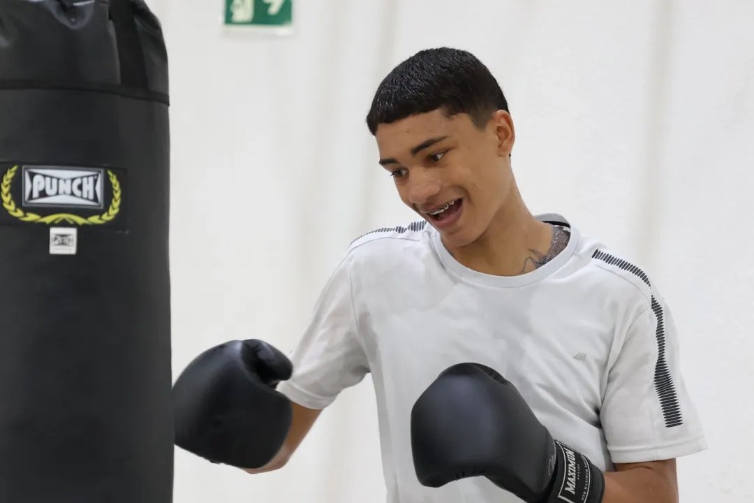 Jovens são o alvo do projeto Lutando pela Paz II que estimula a iniciação no boxe