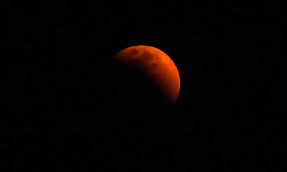 Imagem ilustrativa da imagem Céu de setembro terá eclipse parcial da Lua e “cometa do século"