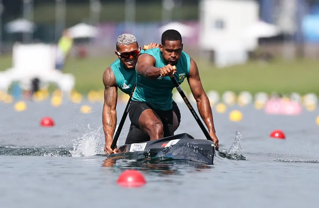 Isaquias Queiroz e Jacky Godmann durante semifinais da canoagem