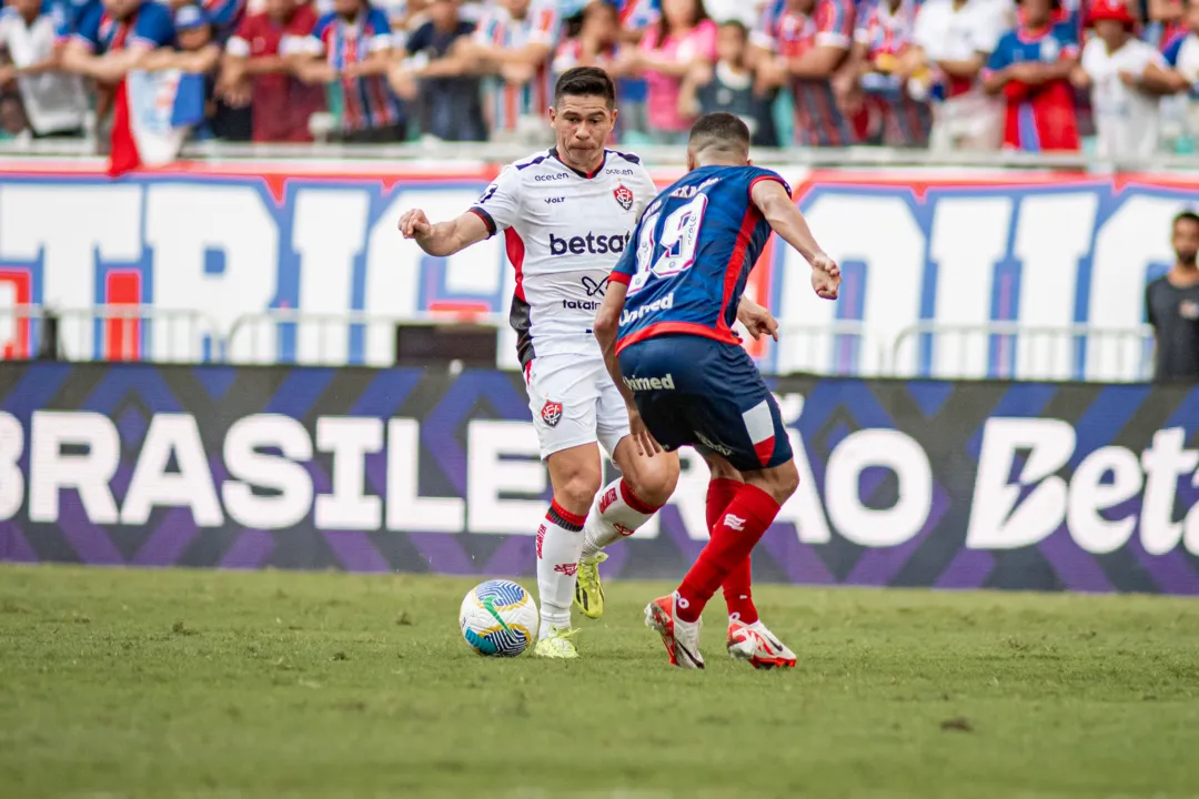 Osvaldo em ação pelo Vitória contra o Bahia