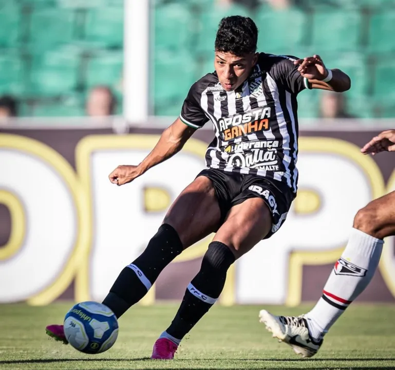 Alisson Santos em ação com a camisa do Figueirense