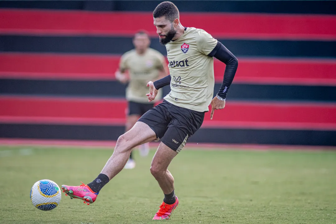 Zaguero e capitão Wagner Leonardo durante treinamento na Toca do Leão