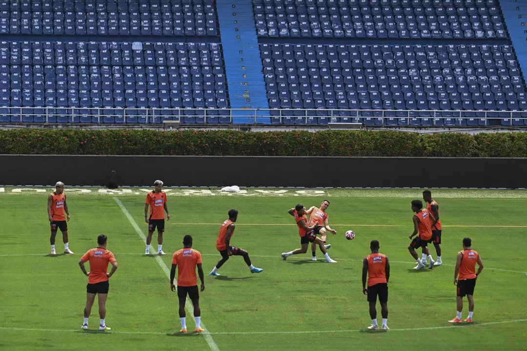 Seleção colombiana em atividade no estádio Metropolinato de Barranquilla