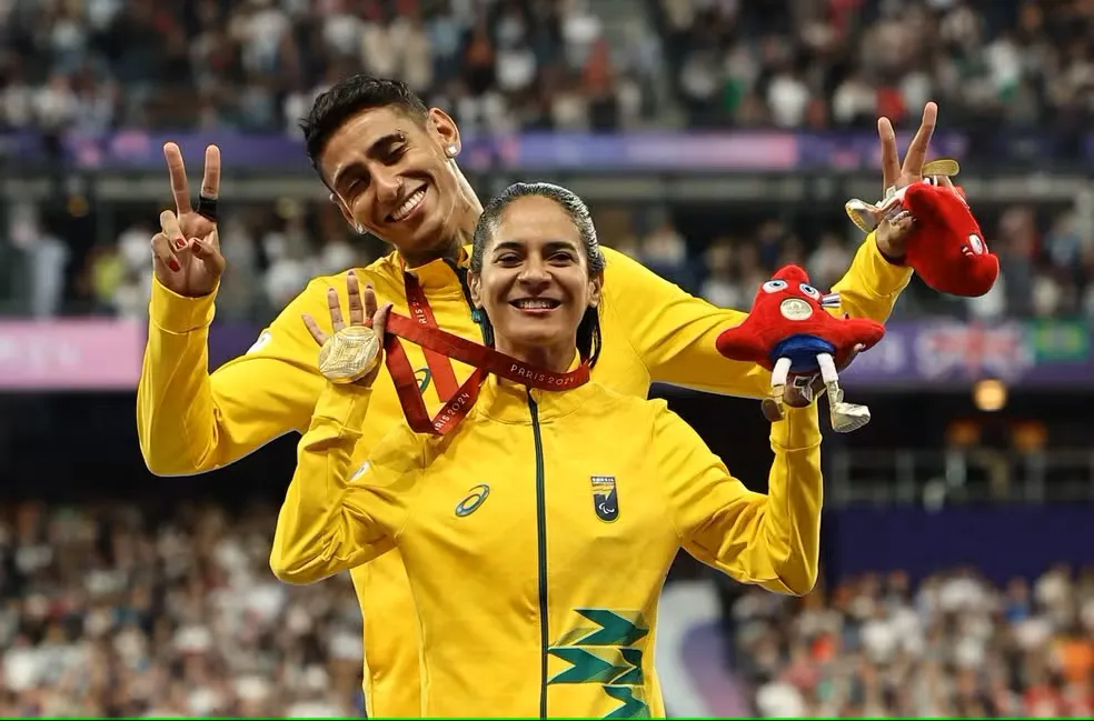 Gabriel Aparecido e Jerusa Geber dos Santos conquistaram o ouro nos 200m no atletismo.