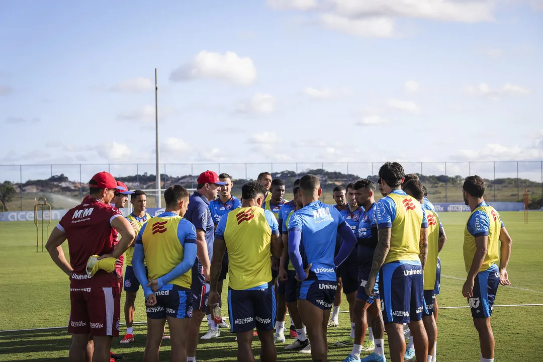 Elenco do Bahia se reúne com o técnico Rogério Ceni antes da atividade