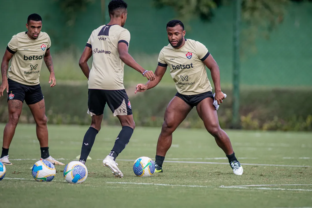 Elenco rubro-negro durante atividade na Toca do Leão